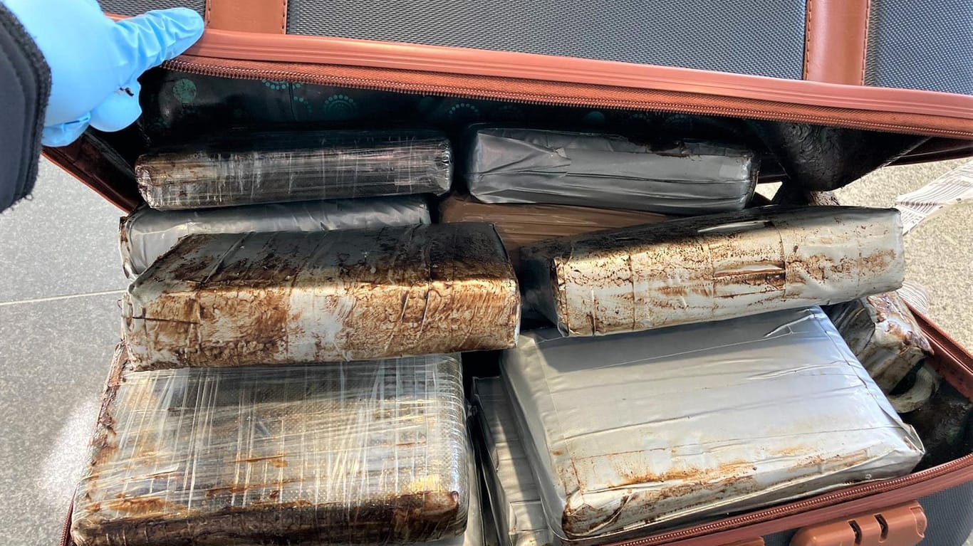 Ein geöffneter Koffer zeigt Pakete mit Drogen: Insgesamt 22 Kilo Kokain fanden die Beamten in dem Gepäckstück.