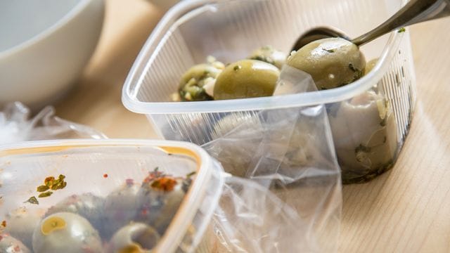 Viele Plastikverpackungen sind für den einmaligen Gebrauch gedacht, eine Zweckentfremdung kann ein Gesundheitsrisiko bergen.