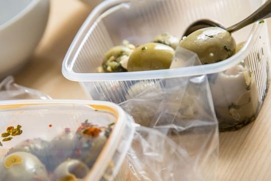Viele Plastikverpackungen sind für den einmaligen Gebrauch gedacht, eine Zweckentfremdung kann ein Gesundheitsrisiko bergen.