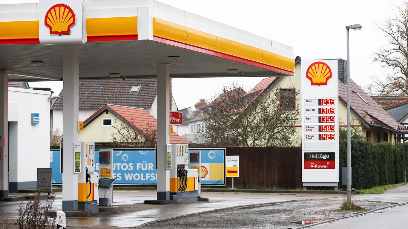 Tankstellenanzeige: Verbraucher sollen die Preise der unterschiedlichen Kraftstoffe besser vergleichen können.