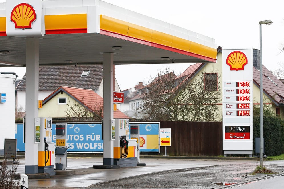 Neue Anzeige an der Tankstelle: Verbraucher sollen die Preise der unterschiedlichen Kraftstoffe künftig besser vergleichen können.