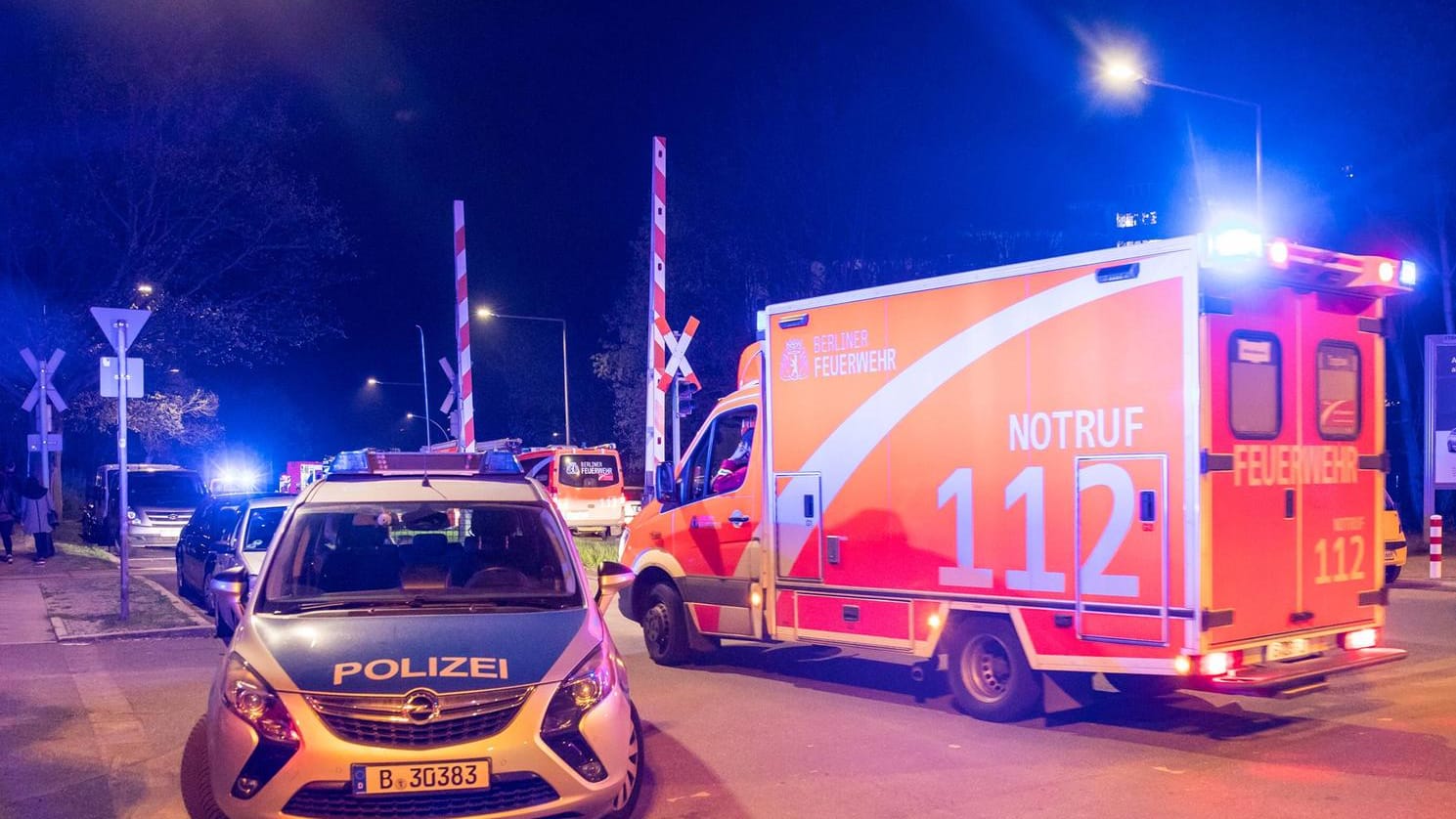 Rettungswagen und Polizei Berlin im Einsatz (Symbolbild): In Neukölln ist ein schwerverletzter Mann gefunden worden.