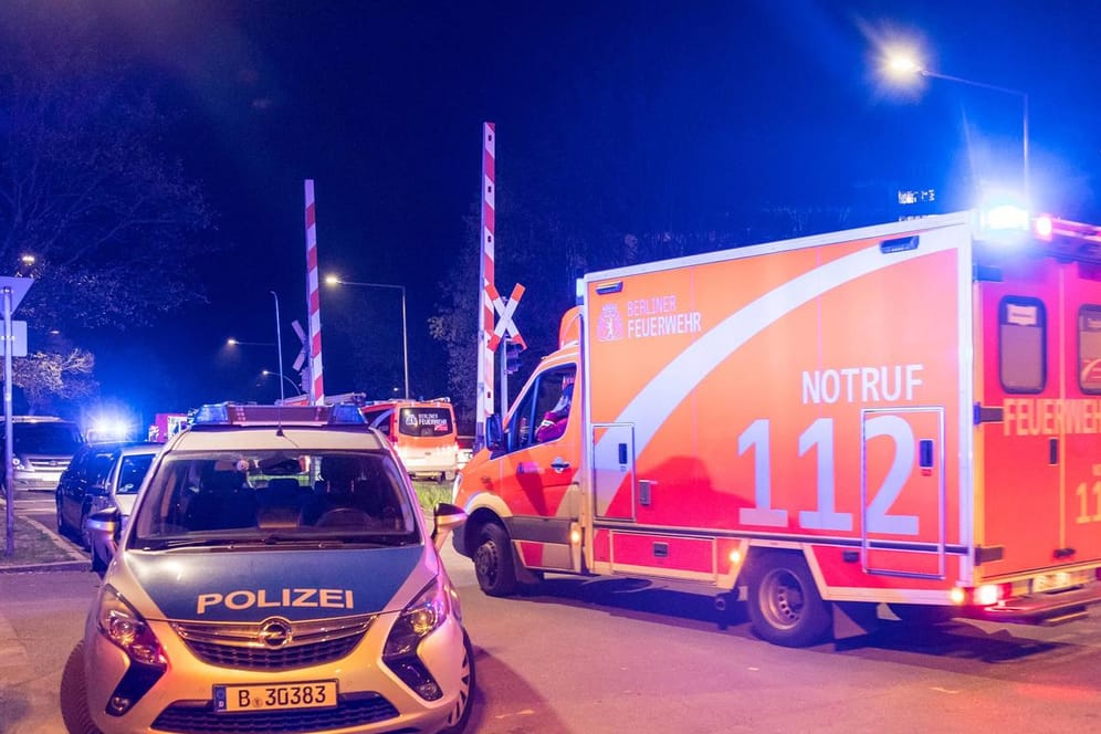 Rettungswagen und Polizei Berlin im Einsatz (Symbolbild): In Neukölln ist ein schwerverletzter Mann gefunden worden.
