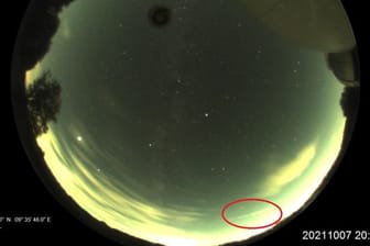 Die Aufnahme einer automatischen Meteorkamera der Sternwarte Welzheim zeigt einen Feuerball: Experten vermuten einen Meteorit hinter dem Phänomen.