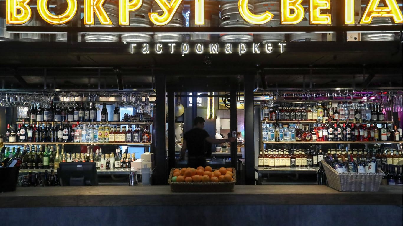 Bar in Moskau (Symbolbild): Die Bevölkerung soll derzeit keinen Alkohol kaufen.