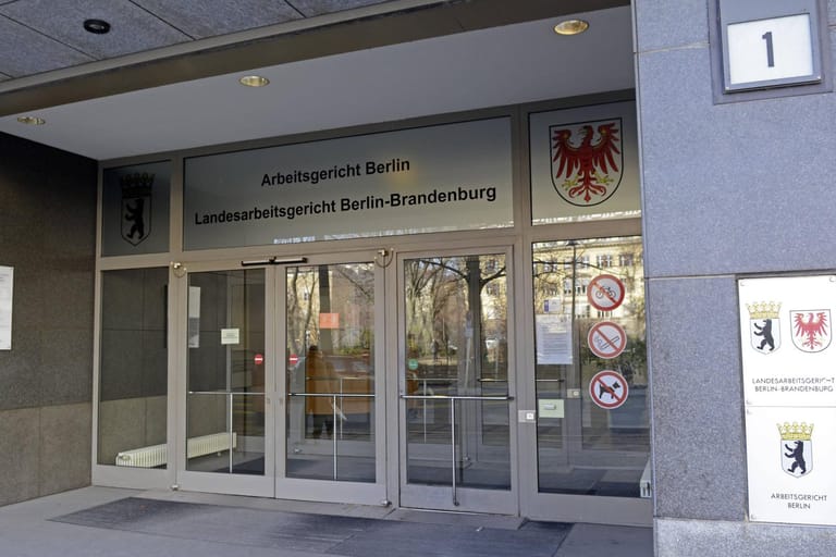 Blick auf das Landesarbeitsgericht Berlin-Brandenburg (Archivbild): Die Kündigung einer Brandenburger Lehrers ist rechtmäßig, urteilte das Gericht.