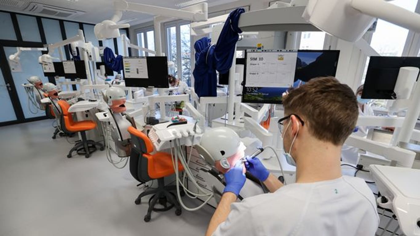 Ein Student der Zahnmedizin an der Universität Leipzig übt an einem "Phantompatienten".