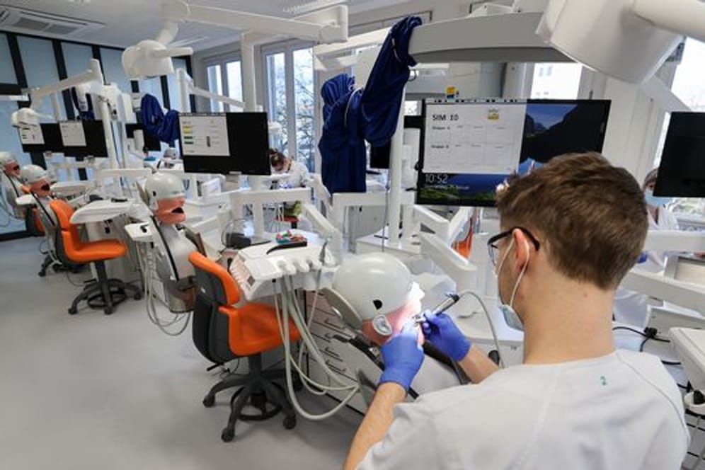 Ein Student der Zahnmedizin an der Universität Leipzig übt an einem "Phantompatienten".