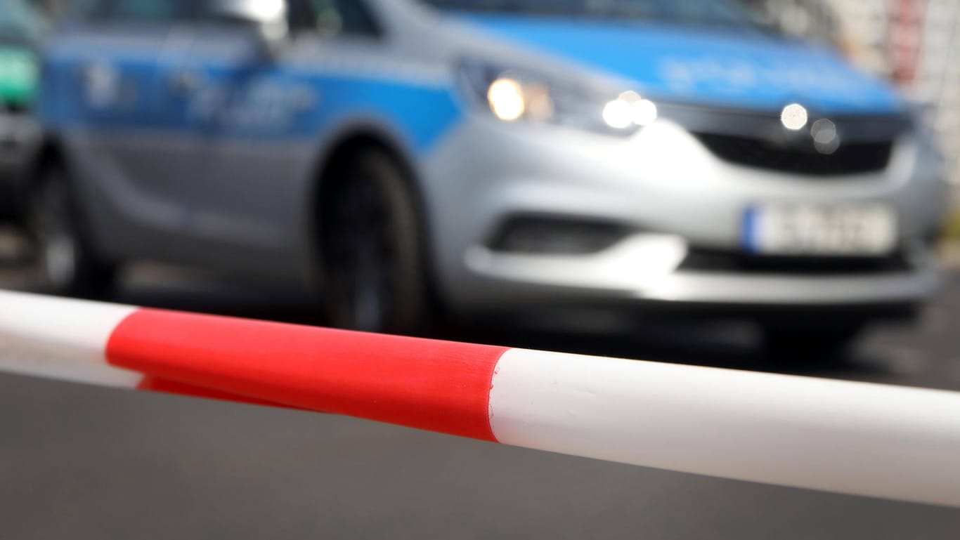 Ein Polizeifahrzeug steht hinter Flatterband (Symbolbild): In Nürnberg ist eine Tankstelle überfallen worden.