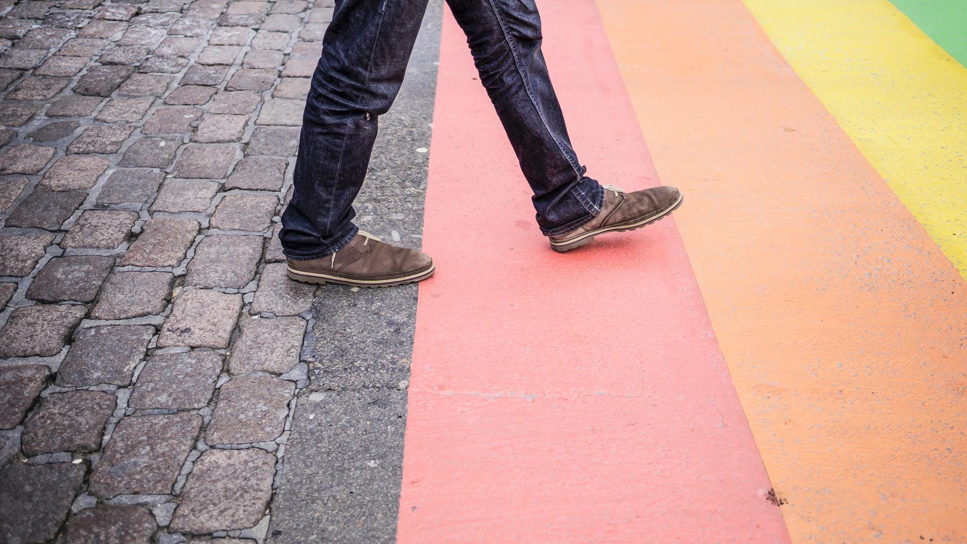 Coming-out: Männer werden dafür oft gefeiert. Doch was die Partnerinnen durchleben, können viele kaum nachvollziehen.