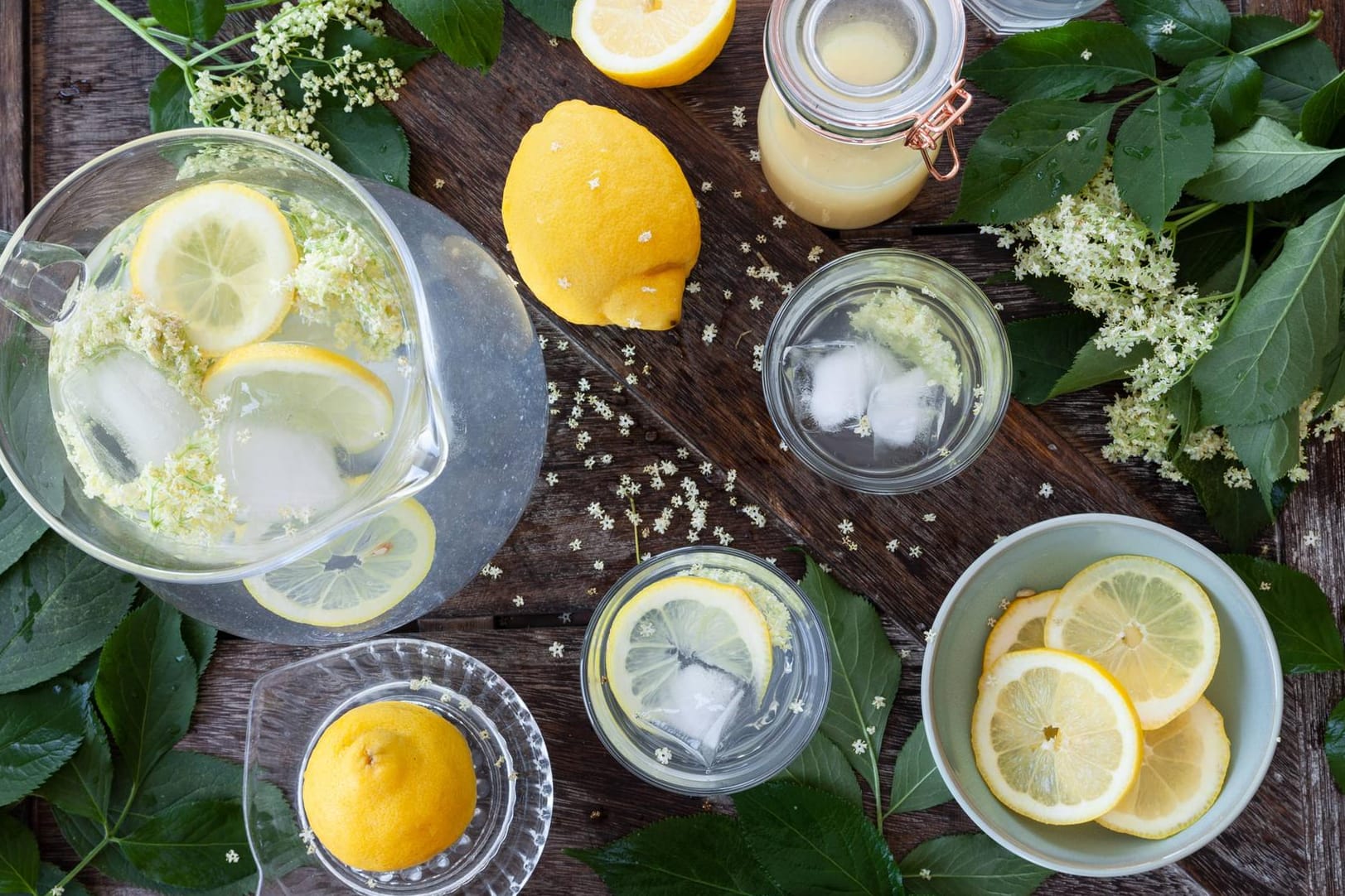 Hausgemachte LImonade mit frischen Holunderblüten und Zitrone Homemade lemonade with elderberry si