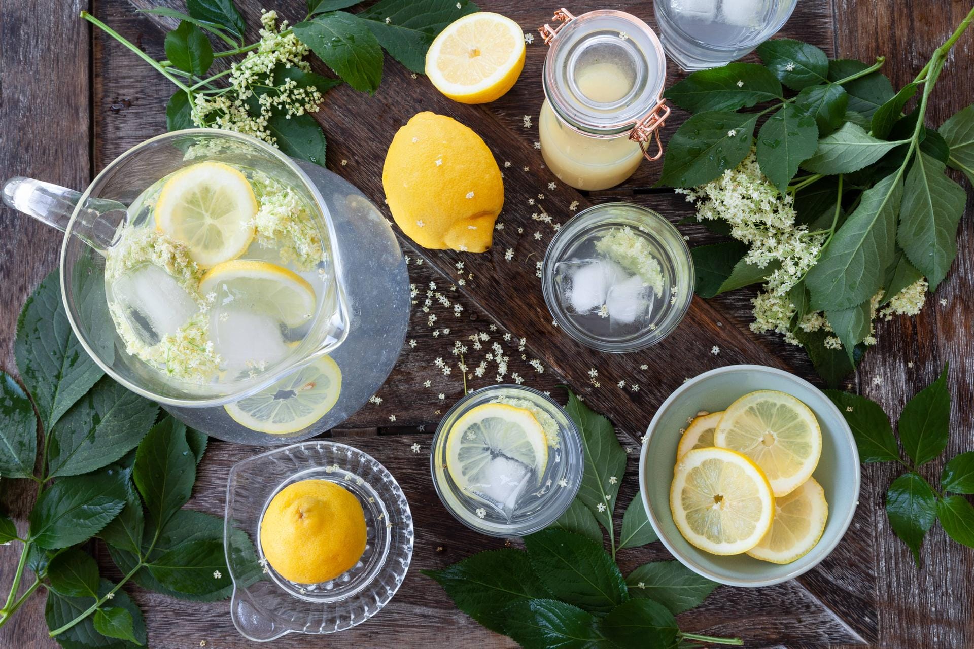 Hausgemachte LImonade mit frischen Holunderblüten und Zitrone Homemade lemonade with elderberry si