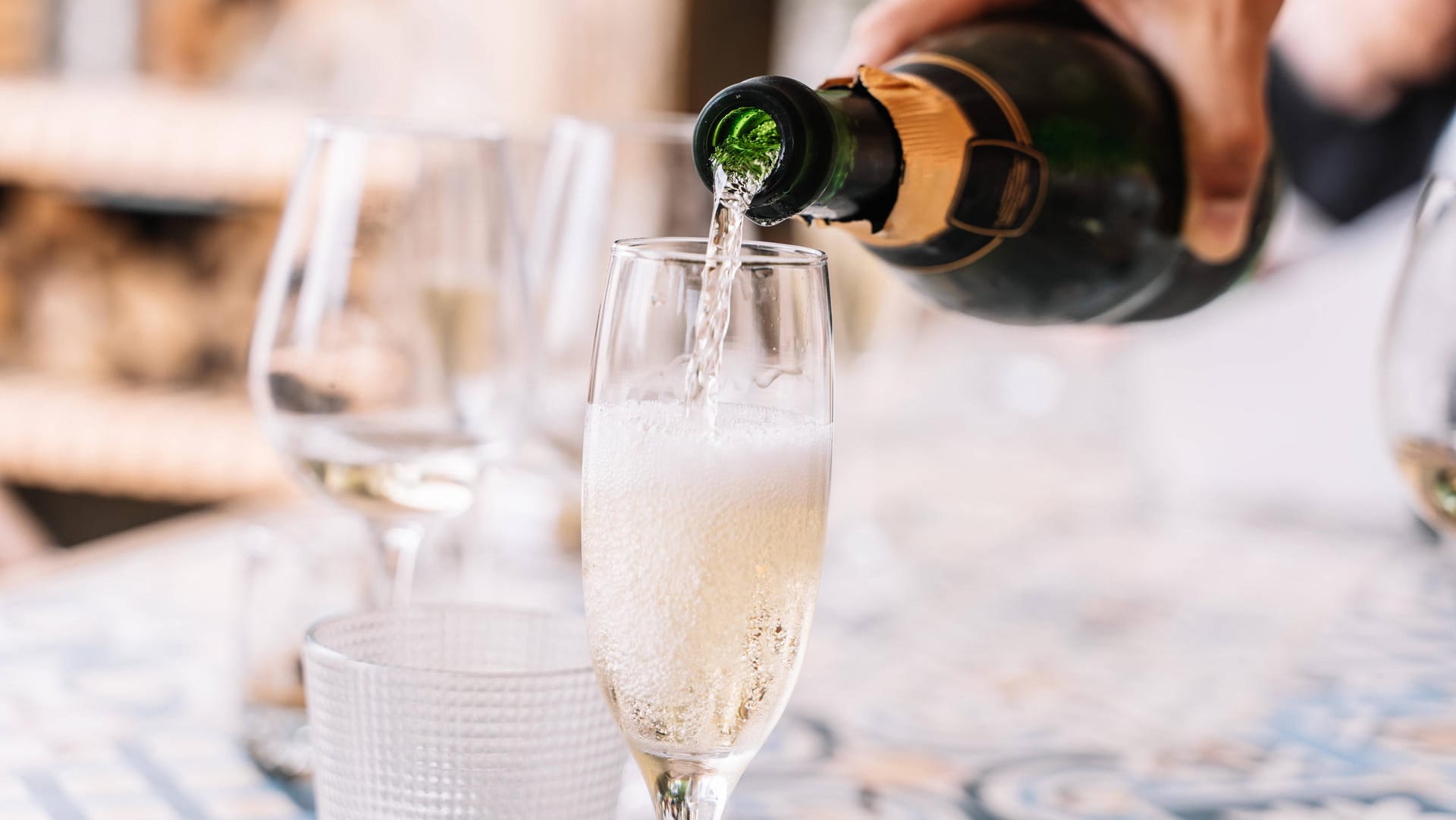 Hand putting champagne to glasses from a table Barcelona, CT, Spain PUBLICATIONxINxGERxSUIxAUTxONLY CR_TECM200715A-44482