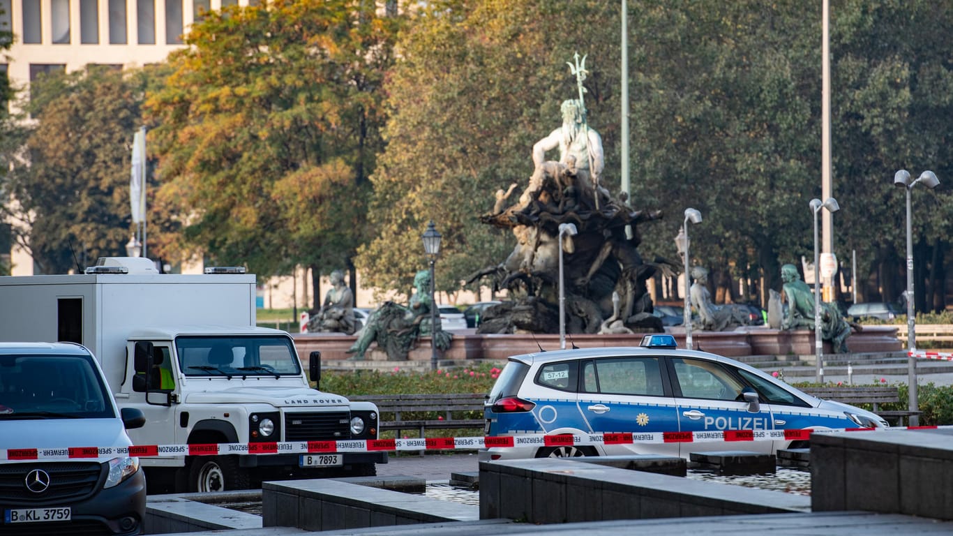 Einsatzfahrzeuge stehen am Alexanderplatz unterhalb des Fernsehturms: Eine Mordkommission hat die Ermittlungen aufgenommen.