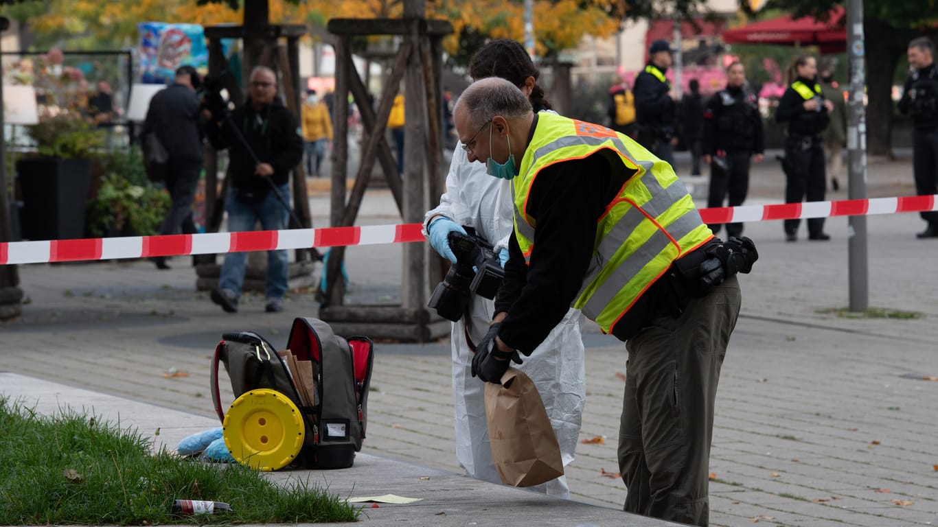 Ein Kriminaltechniker sichert am Alexanderplatz unterhalb des Fernsehturms Spuren: Die Hintergründe des Falls sind noch unklar.
