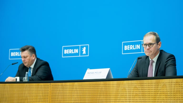 Michael Müller und Andreas Geisel bei einer Pressekonferenz: Die beiden SPD-Politiker glauben nicht, dass die Wahlen in Berlin wiederholt werden müssen.