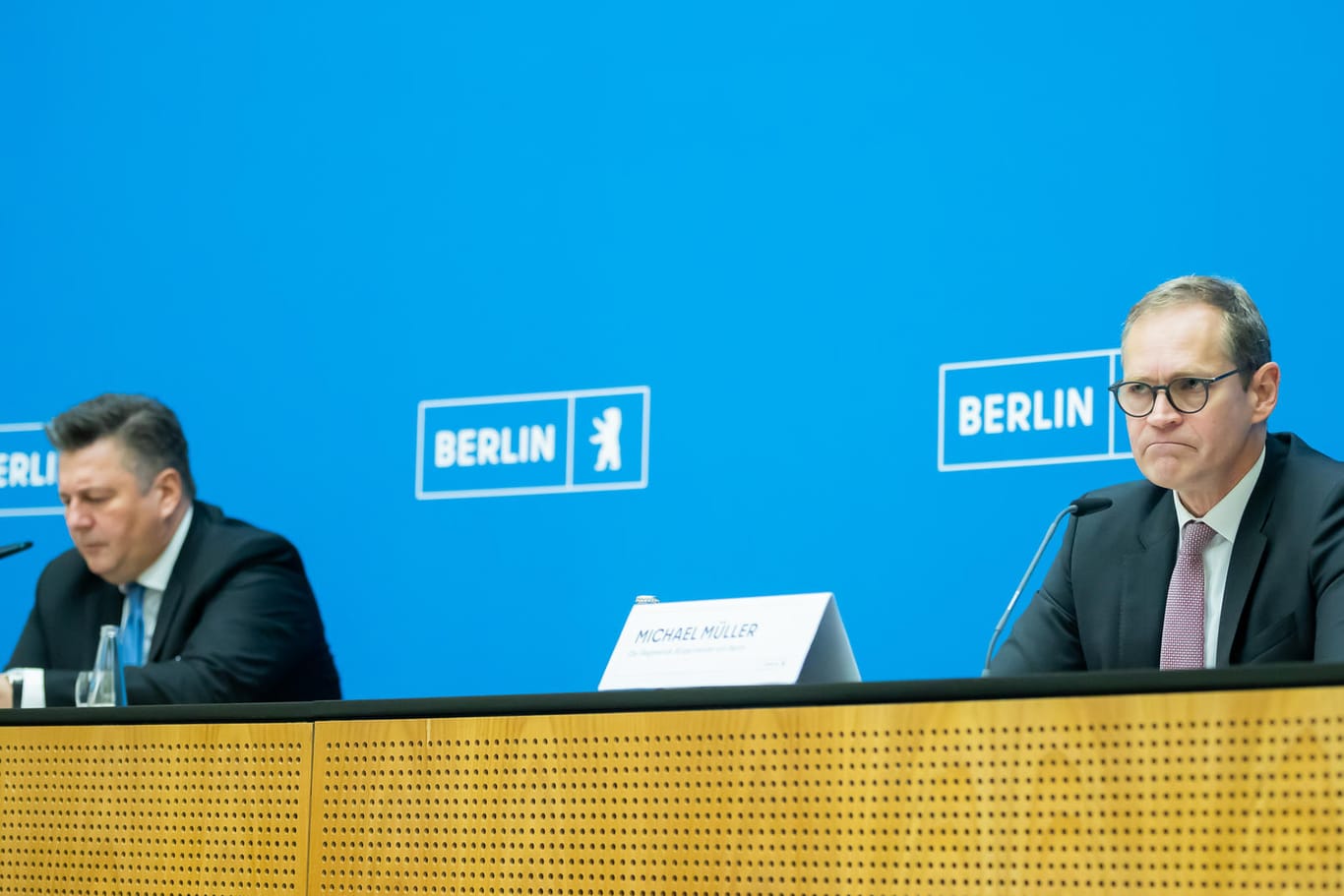 Michael Müller und Andreas Geisel bei einer Pressekonferenz: Die beiden SPD-Politiker glauben nicht, dass die Wahlen in Berlin wiederholt werden müssen.