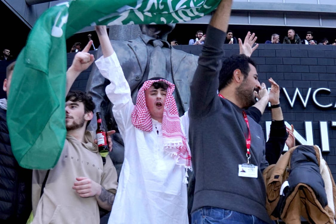 Newcastle United: Fans der "Magpies" feiern die Übernahme des saudischen Investors.