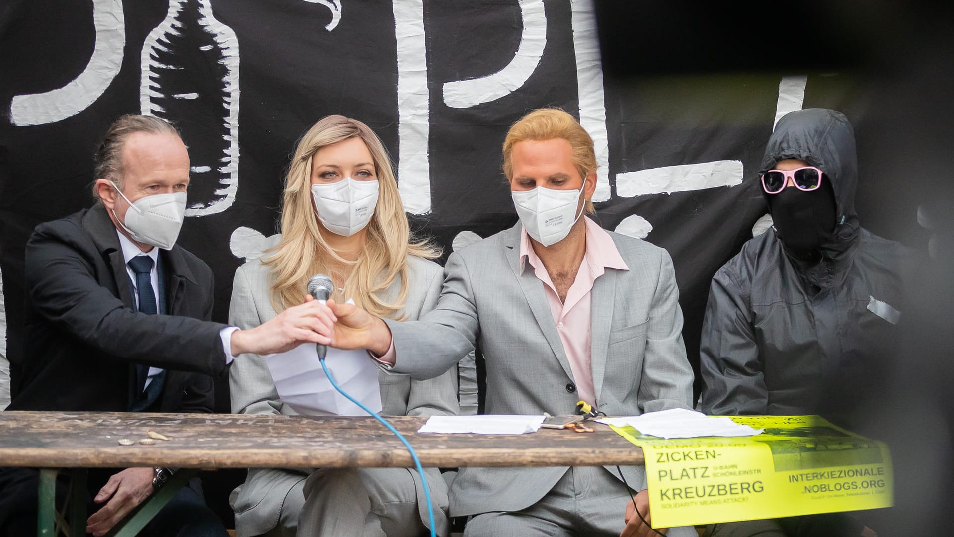 Moritz Heusinger (l-r), Anwalt des Bewohnervereins, "Finikunde" und "Ronny Konopke", beide Pressesprecher des "Köpi", und ein Bewohner des Wagenplatzes bei einer Pressekonferenz: Am 15. Oktober soll der Bauwagenplatz geräumt werden.