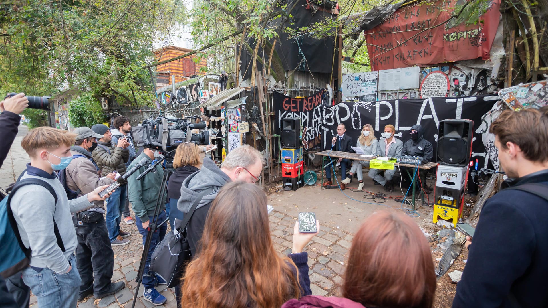 Reges Interesse an einer Pressekonferenz des linken Wohnprojekts "Köpi": Die Bewohner wollen nicht kampflos aufgeben.