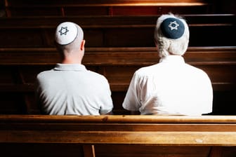 Zwei Männer sitzen in einer Synagoge: Deutschland diskutiert erneut über Antisemitismus.