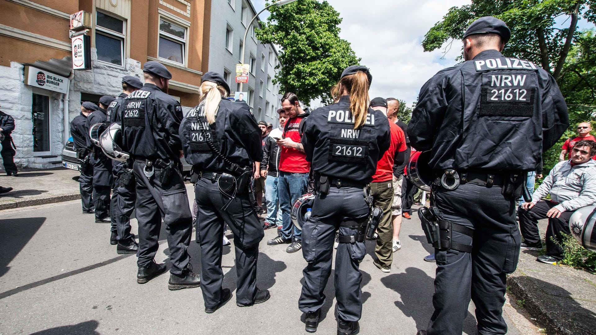 Polizisten bei einer Neonazi-Demo in Dortmund (Archivbild): Am Samstag ist eine neue Versammlung der rechtsextremistischen Szene angekündigt. Polizisten bei einer Neonazi-Demo in Dortmund (Archivbild): Am Samstag ist eine neue Versammlung der rechtsextremistischen Szene angekündigt.