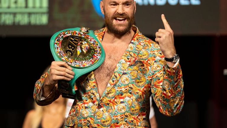 Muss erneut gegen Deontay Wilder ran: Tyson Fury gestikuliert bei einer Pressekonferenz mit seinem Gürtel.