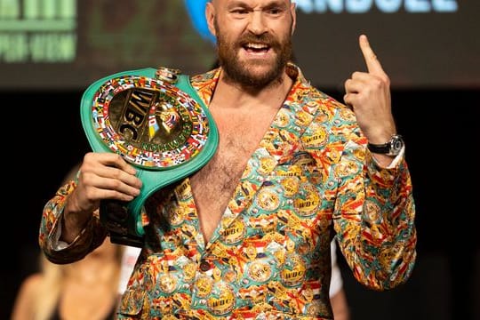 Muss erneut gegen Deontay Wilder ran: Tyson Fury gestikuliert bei einer Pressekonferenz mit seinem Gürtel.