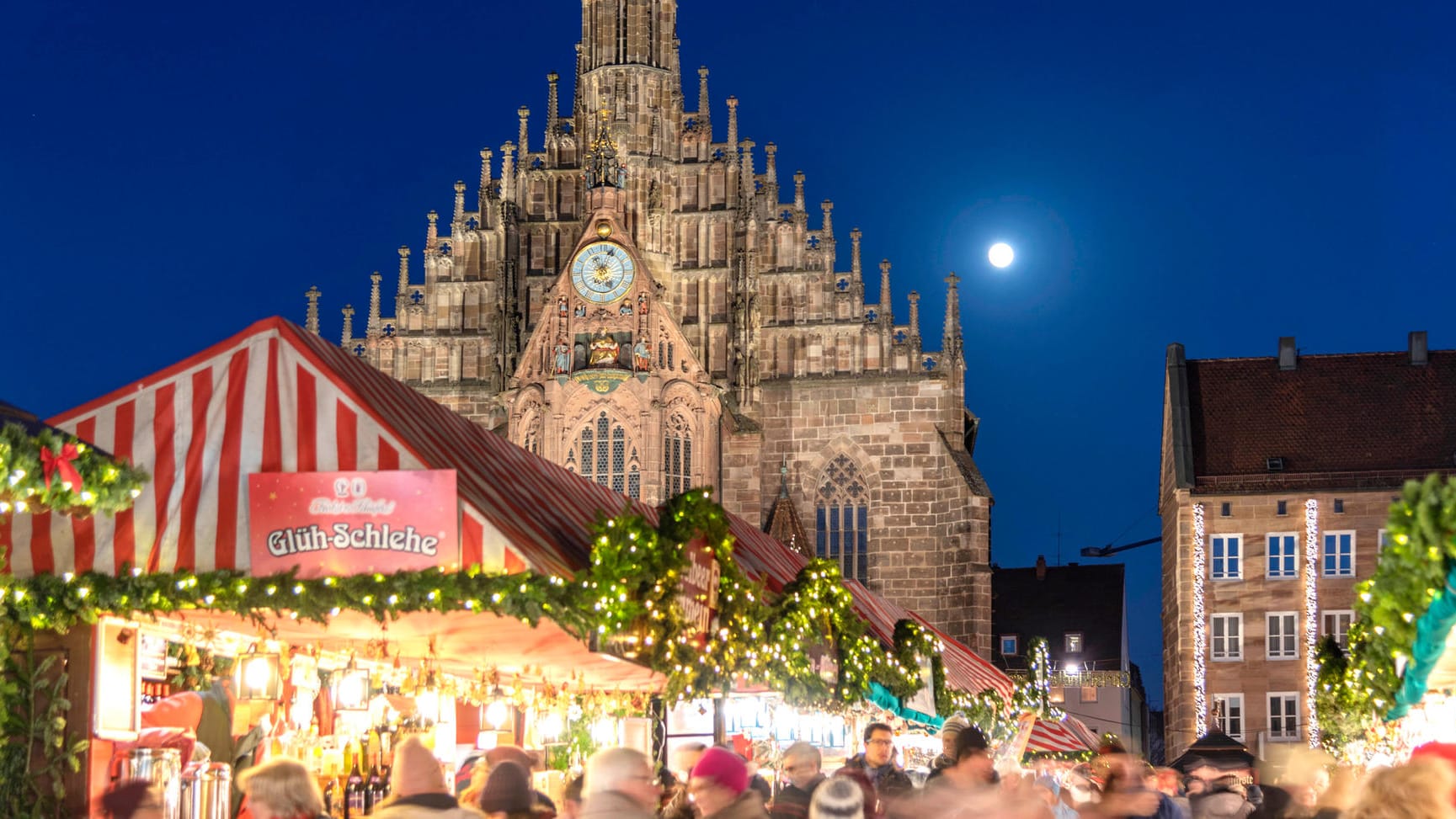 Der Nürnberger Christkindlesmarkt in der Altstadt (Archivbild): Er kann dieses Jahr aller Vorrausicht nach stattfinden. Vom Sebalder Platz sollen deswegen Klimaaktivisten weichen. Doch die weigern sich.