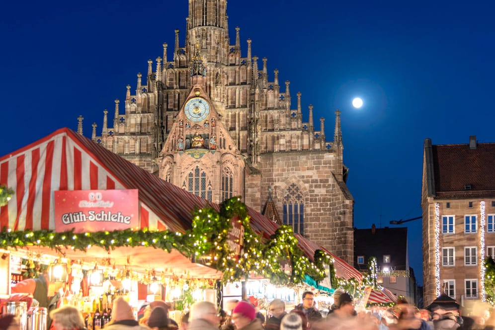 Der Nürnberger Christkindlesmarkt in der Altstadt (Archivbild): Er kann dieses Jahr aller Vorrausicht nach stattfinden. Vom Sebalder Platz sollen deswegen Klimaaktivisten weichen. Doch die weigern sich.