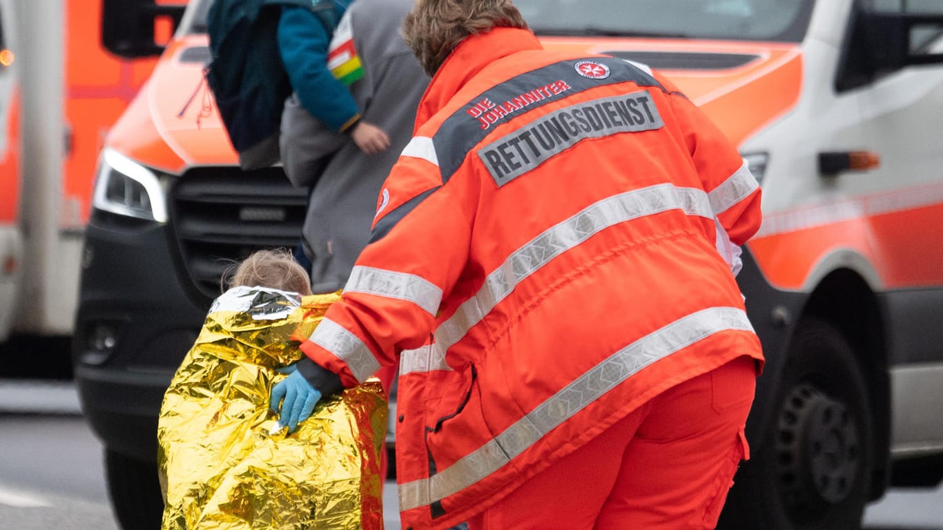 Kinder werden nach einem schweren Unfall bei Frankfurt am Main von Notfallsanitätern betreut: Es soll sich um einen Schulbus gehandelt haben.