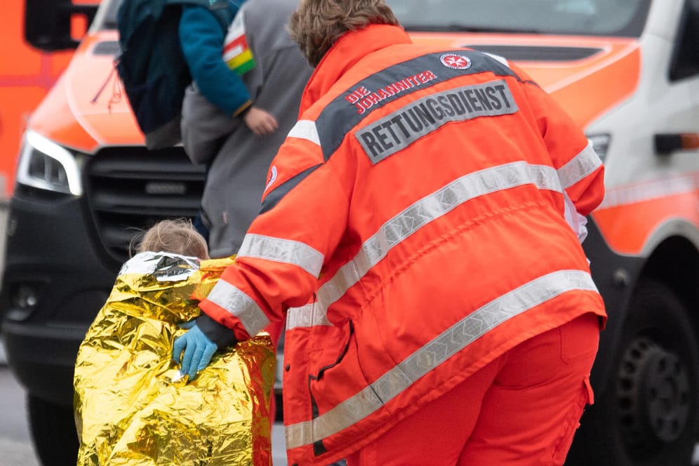 Kinder werden nach einem schweren Unfall bei Frankfurt am Main von Notfallsanitätern betreut: Es soll sich um einen Schulbus gehandelt haben.