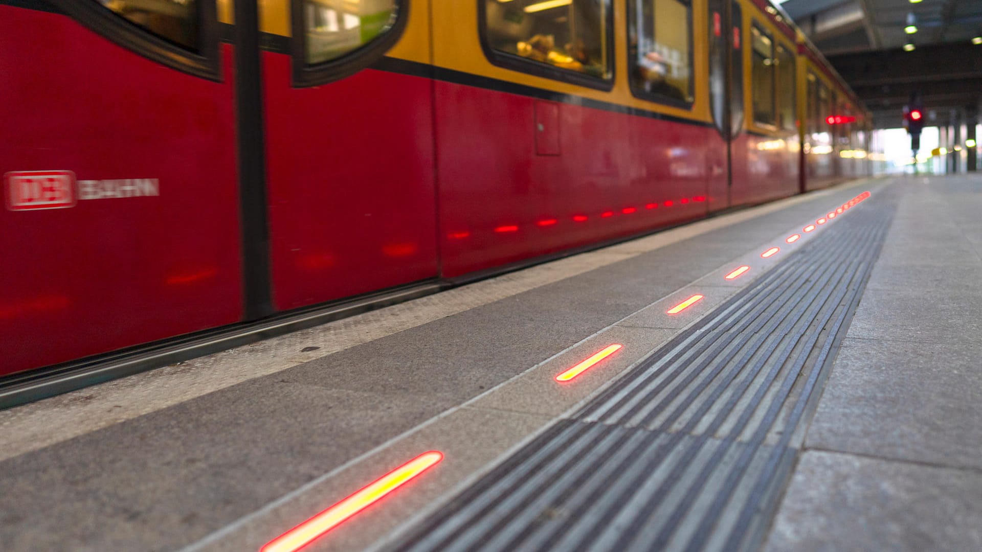Bahn am Bahnsteig Berlin Südkreuz (Archivbild): Bald werden Leuchten den Weg weisen.