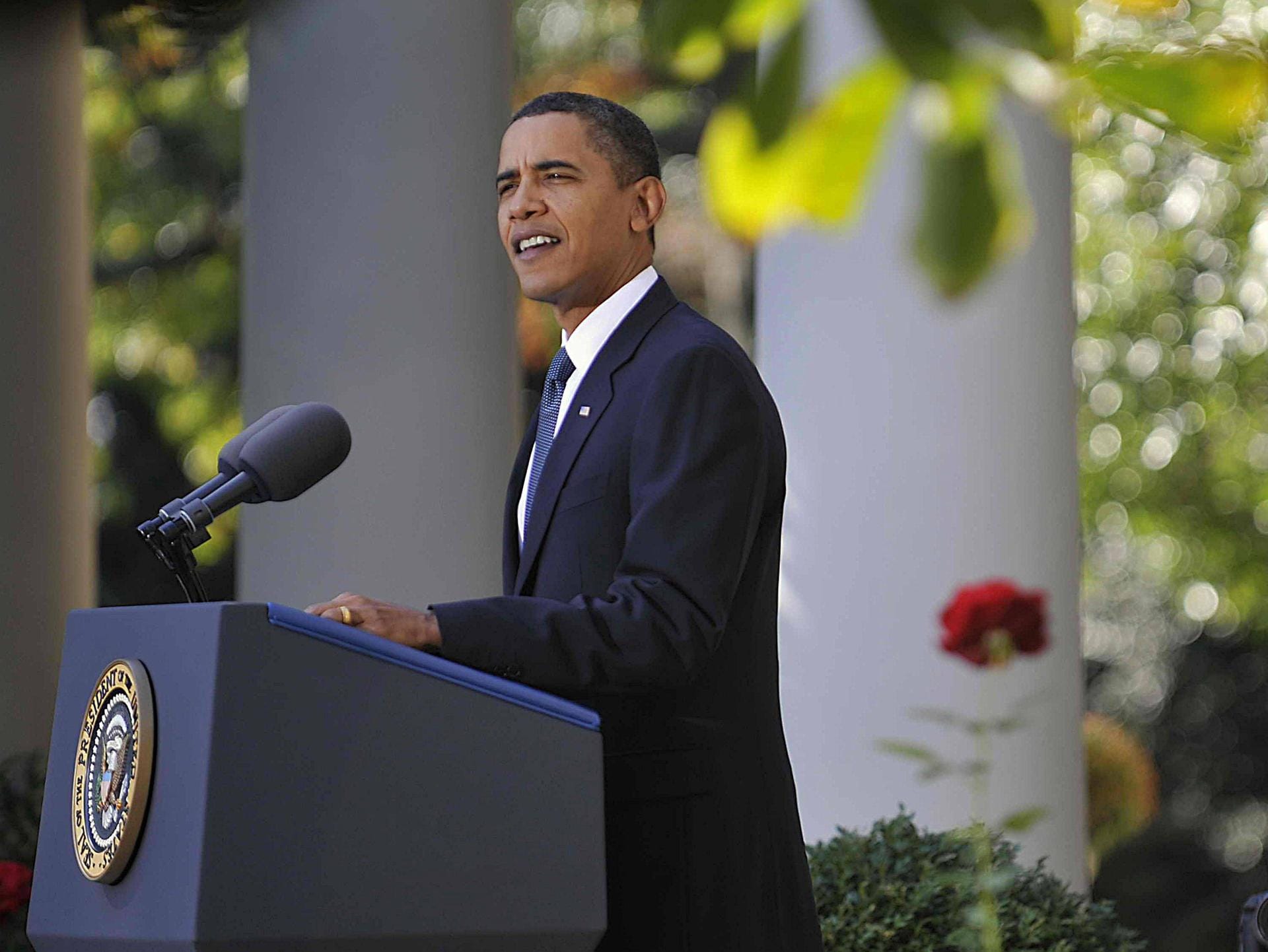 Barack Obama: Im Jahr 2009 wurde der damalige US-Präsident mit dem Friedensnobelpreis ausgezeichnet – die Vergabe galt als sehr umstritten. In der Begründung heißt es, Obama zeige "außerordentlichen Bemühungen zur Stärkung der internationalen Diplomatie und zur Zusammenarbeit zwischen den Völkern".