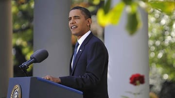 Barack Obama: Im Jahr 2009 wurde der damalige US-Präsident mit dem Friedensnobelpreis ausgezeichnet – die Vergabe galt als sehr umstritten. In der Begründung heißt es, Obama zeige "außerordentlichen Bemühungen zur Stärkung der internationalen Diplomatie und zur Zusammenarbeit zwischen den Völkern".