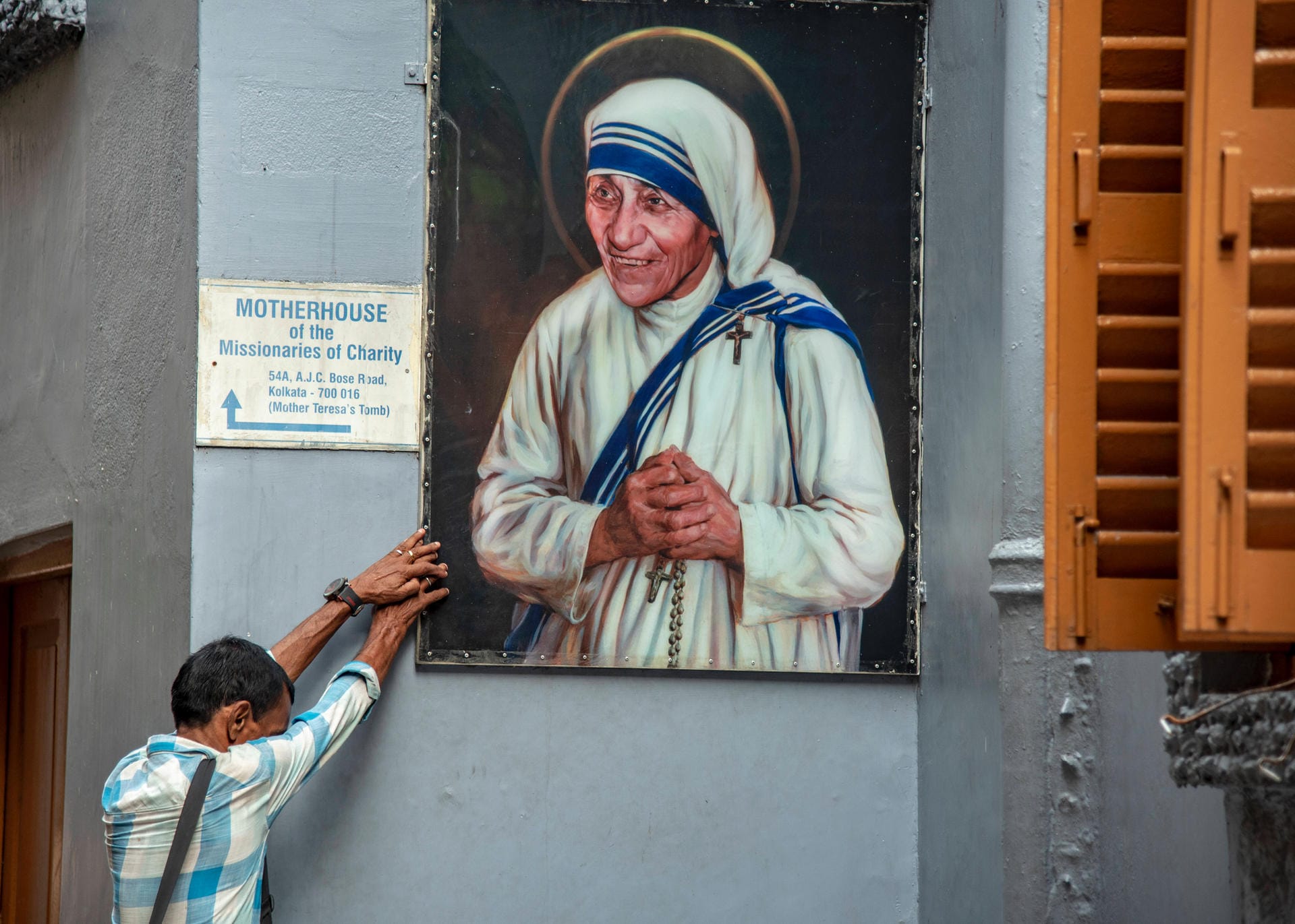 Mutter Teresa: Sie ist als die Helferin der Armen und Kranken bekannt – Mutter Teresa wurde der Nobelpreis 1979 verliehen. Sie wurde nach ihrem Tod von Papst Franziskus heiliggesprochen.