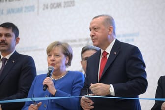 Angela Merkel und Recep Tayyip Erdoğan: Im Januar 2020 hat Merkel an der Eröffnungsfeier der Türkisch-Deutschen Universität teilgenommen.