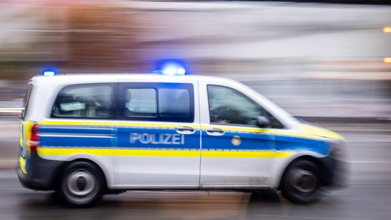 Streifenwagen der Polizei mit Blaulicht unterwegs (Symbolbild): In Essen ist ein Jugendlicher bei einer Schlägerei lebensgefährlich verletzt worden.