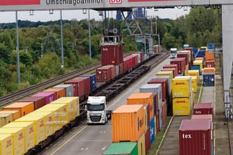 Container an einem Umschlagbahnhof: Der Mittelstand hat noch immer mit der Corona-Krise zu kämpfen.