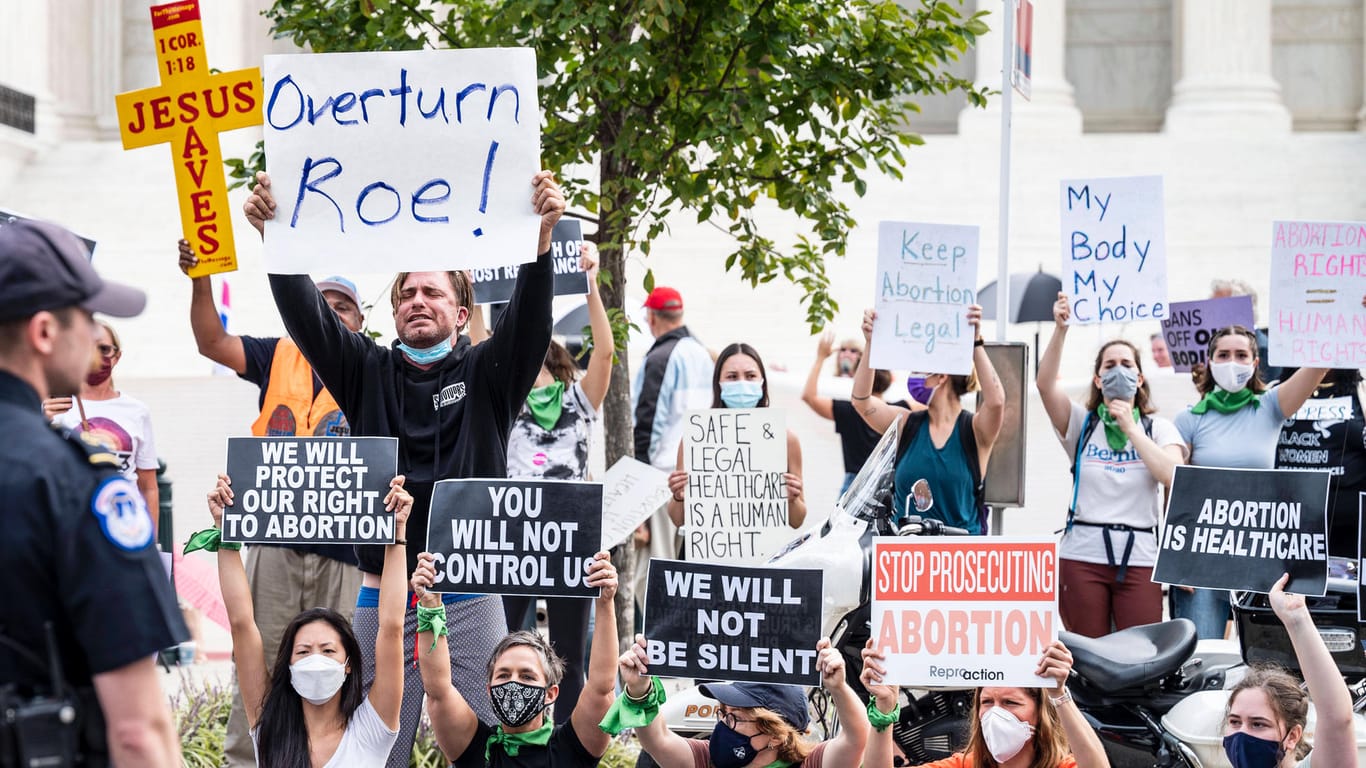 Abtreibungsbefürworter und -gegner bei Protesten in Washington: Der Supreme Court wird bald eine wichtige Entscheidung zu dem Thema treffen.