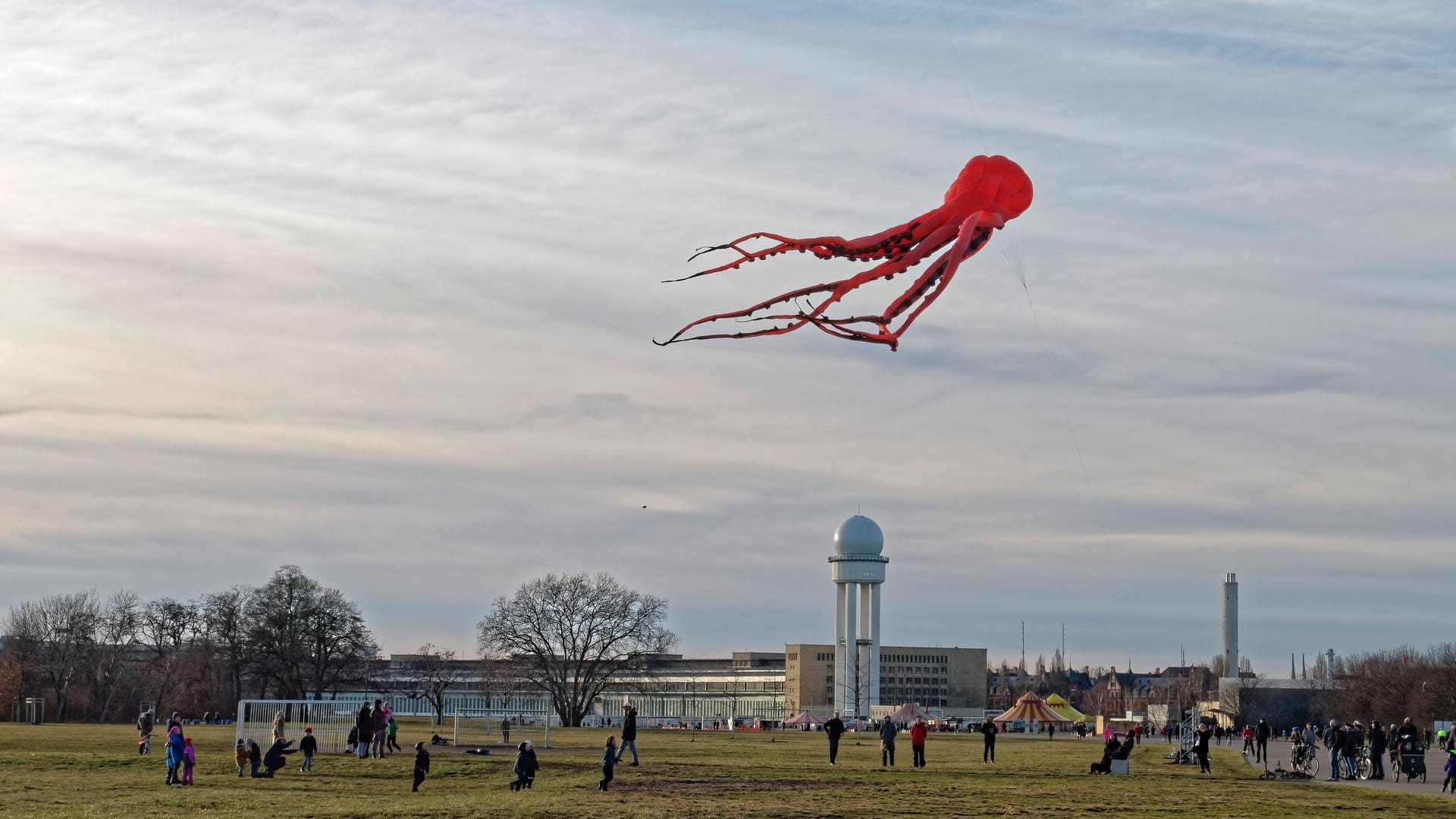 Kraken-Drachen auf dem Tempelhofer Feld: Hier ist genügend Platz, um Drachen steigen zu lassen.