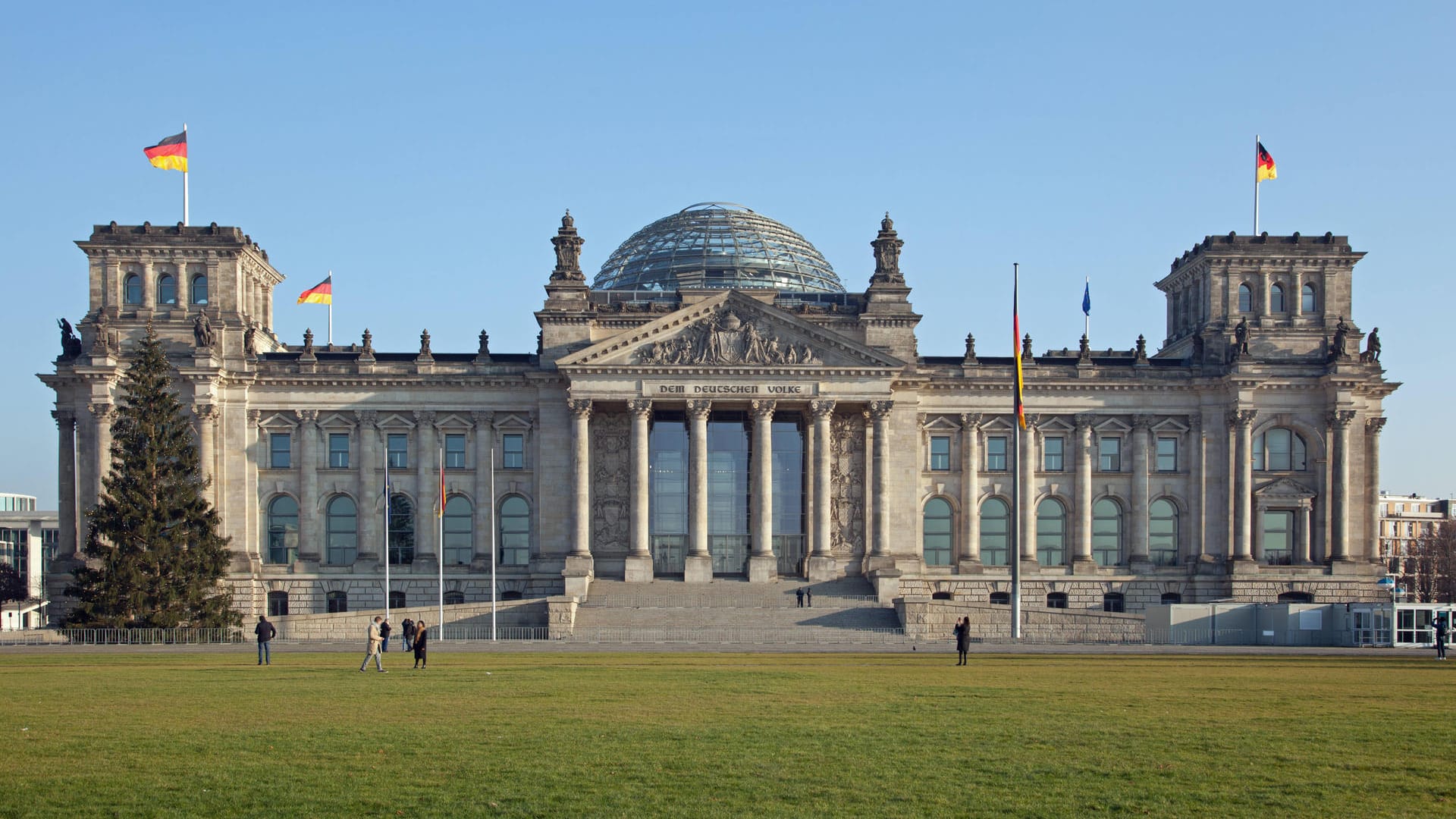 Das Reichstagsgebäude in Berlin: Führungen durch den Bundestag kosten nichts.