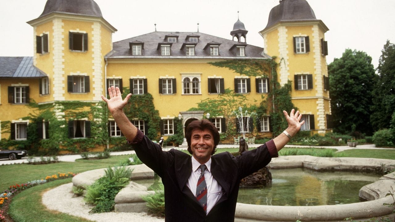 Schlagerstar Roy Black 1990 vor dem Schloss am Wörthersee - Schauplatz der RTL-Serie "Ein Schloss am Wörthersee". Schlagerstar Roy Black 1990 vor dem Schloss am Wörthersee - Schauplatz der RTL-Serie "Ein Schloss am Wörthersee".