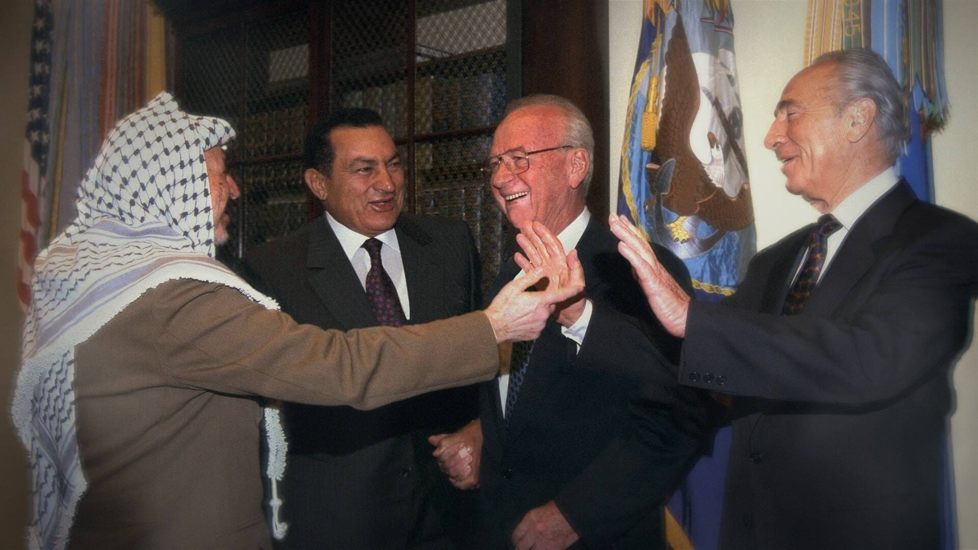 Arafat (links), Rabin (zweiter von rechts) und Peres (rechts): Der damalige Ministerpräsident Yitzhak Rabin, der der israelische Altpräsident Shimon Peres und der Chef der Palästinensischen Befreiungsorganisation (PLO), Yasser Afarat, bekamen 1994 den Preis als Außenminister.
