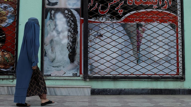 Eine Frau läuft an einem früheren Geschäft vorbei: Die Taliban drängen die Frauen immer weiter aus dem Alltag zurück.