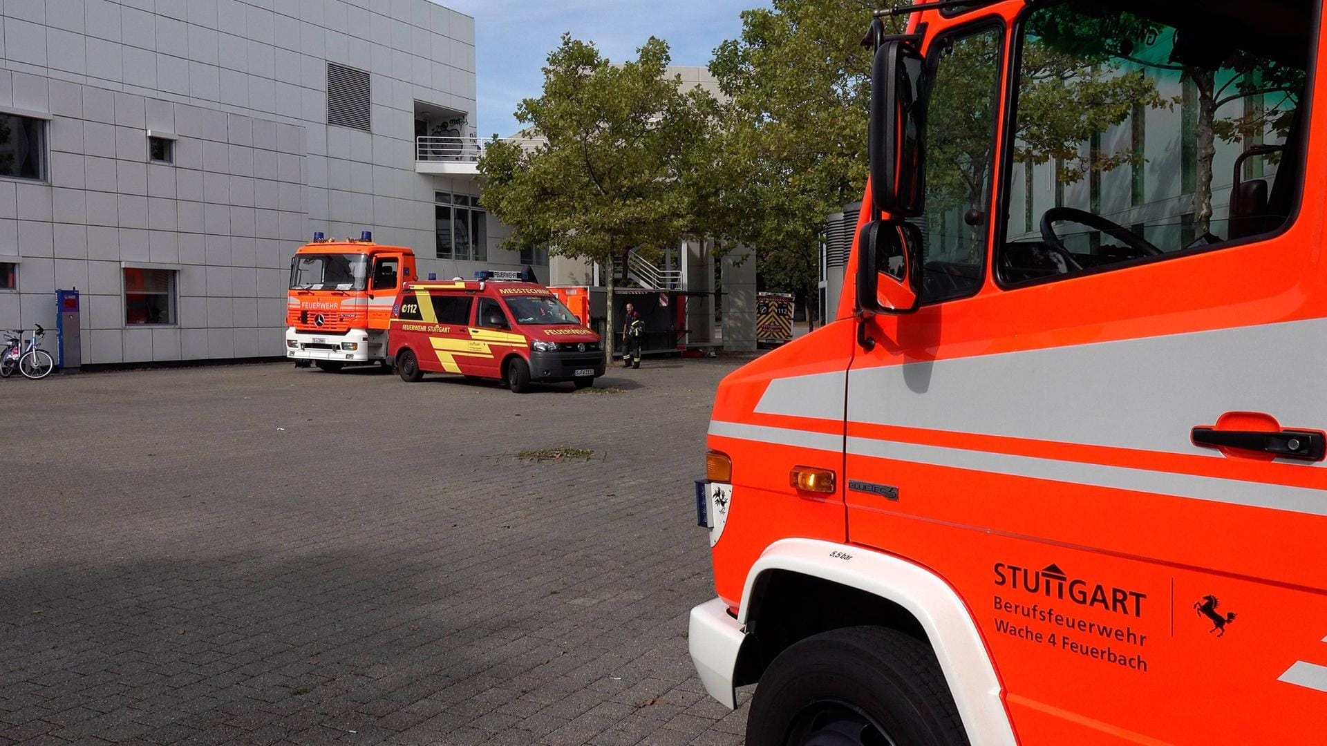 Fahrzeuge der Stuttgarter Feuerwehr und des Rettungsdienstes (Archivbild): Bei einem Arbeitsunfall ist ein Mann gestorben. Fahrzeuge der Stuttgarter Feuerwehr und des Rettungsdienstes (Archivbild): Bei einem Arbeitsunfall ist ein Mann gestorben.