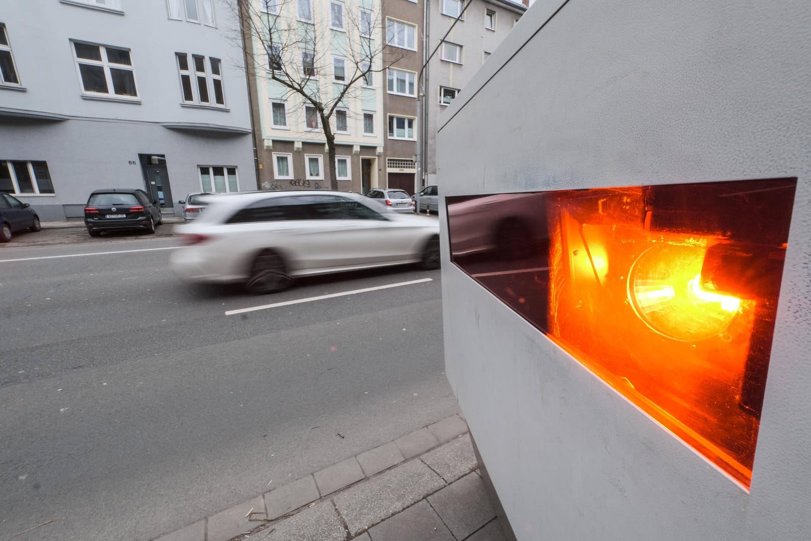 Höhere Strafen für Raser beschlossen: Drastische Bußgelder erzielen nur ihre abschreckende Wirkung, wenn sie auch durchgesetzt werden, kritisiert ein Experte.