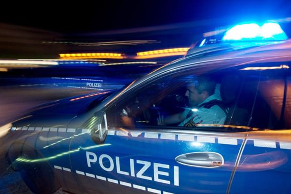 Eine Polizeistreife fährt zu einem Einsatz (Symbolbild): In Leipzig gab es einen SEK-Einsatz.