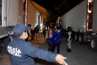 Polizisten im mexikanischen Hidalgo: In den Lastwägen hat das Militär mehr als 600 Migranten gefunden.