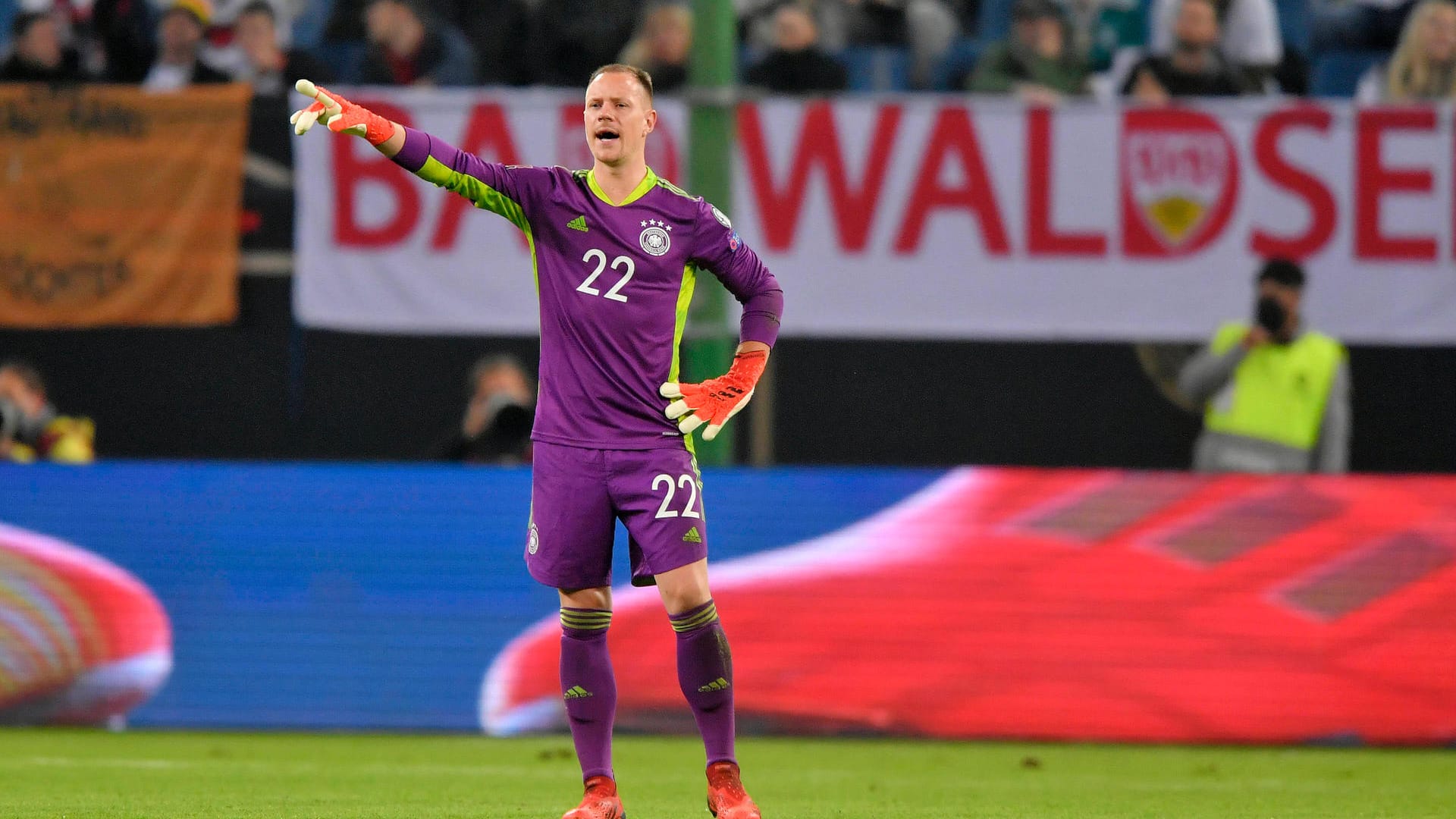 Marc-André ter Stegen: Der Neuer-Ersatz bekam wenig zu tun, beteiligte sich daher aktiv am Spielaufbau und führte die Abstöße schnell aus. War aber auch aufmerksam in der Verteidigung und lief raus, wenn es nötig war (16. Minute). Beim Gegentor chancenlos. Note 3